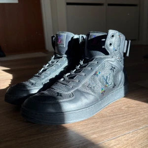 Rivoli sneaker boot - Louis Vuitton  - Unika Louis Vuitton boot med holografisk design. Köpt i butiken i Oslo, Norge 2020. Säljer för jag kommer inte till användning längre, det är synd att låta dessa mästerverken ligga gömda i ett skåp. Passar dig med storlek 40-41. Ordinarie pris: 8 650 norska kronor. Jag säljer för 6500 pågrund av skador. Kan skicka fler bilder. 