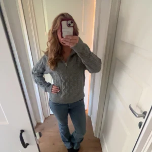 Grå stickad tröja med half zip - Säljer en grå gosig stickad tröja från Bikbok med half zip och kabelstickat mönster i strl xs. Använd väldigt få gånger💖