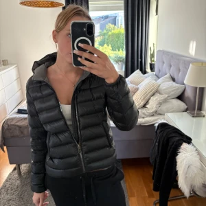 Svart dunjacka från Colmar, strl 44 - Strl 44 men är som M, Mycket bra skick. Nypris 5199💕
