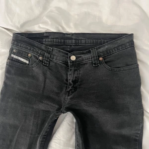 Lowwaist diesel jeans - Lowwaist och flare diesel jeans i bra skick💕de är äldre modell så lapparna är lite slitna men jeansen är fortfarande i väldigt fint skick! Midjemått 39cm och innerbenslängd 81cm