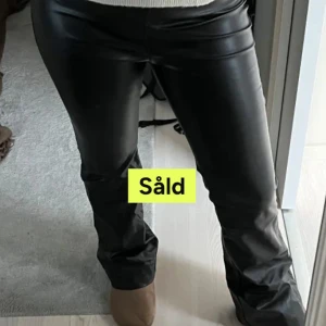 Svarta bootcut skinnbyxor - Säljer ett par snygga svarta skinnbyxor som är bootcut och midwaist, men man kan även vika ner de så det blir Lowwaist. Säljer för det inte kommer till andvänding längre, köpte de har på Plick så de är inte jag på bilden men jag är 165 ungefär och det är perfekta i längden. Perfekta nu till hösten 