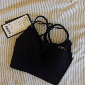 Svart sportbh från ICANIWILL - Svart sportbh från ICANIWILL, helt ny med lappen på!! nypris 399kr