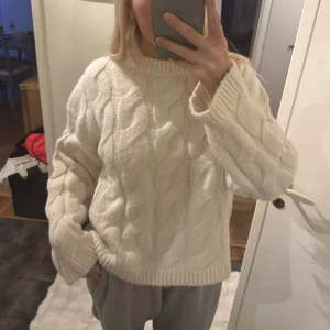 Kabelstickad tröjan från Gina - Super fin vit kabelstickad tröja från Gina tricot. Köpt förra året och använd ca 2 gånger. Super varm och mysig perfekt till höst och vinter