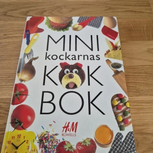 Mini kockarnas kokbok - En färgglad och inspirerande kokbok för unga kockar! Upptäck roliga recept och kreativa matidéer, perfekt för dig som vill laga mat själv eller tillsammans med vänner. Boken är fylld med bilder och enkla instruktioner som gör matlagningen extra kul.