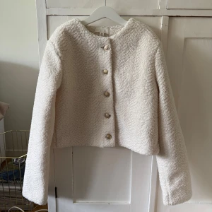 Vit teddyjacka - Vit teddyjacka med superfina knappdetaljer!! Alltid öppen för prisförslag 🩷