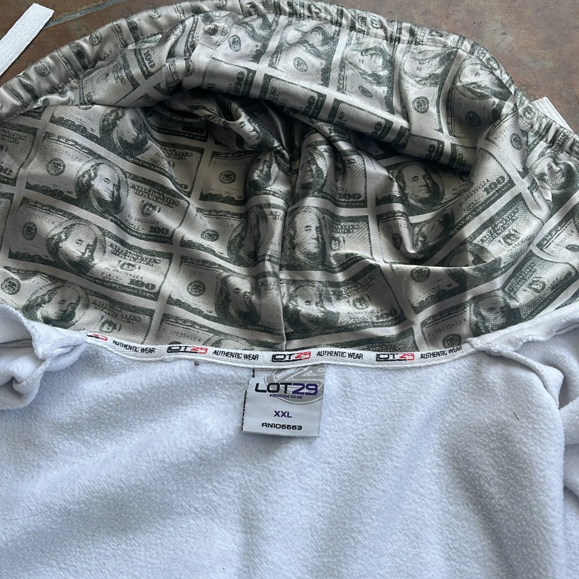 Vit hoodie med tryck från Lot29 L - 2