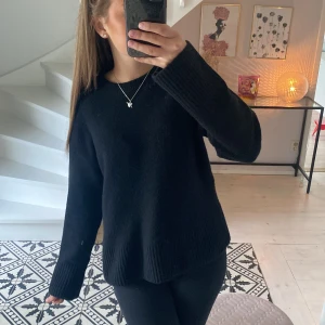 Svart tröja  - Säljer denna jättefina tröjan från & other stories, använd fåtal gånger och är i jättebra skick, skriv för fler bilder! Nypris 650kr