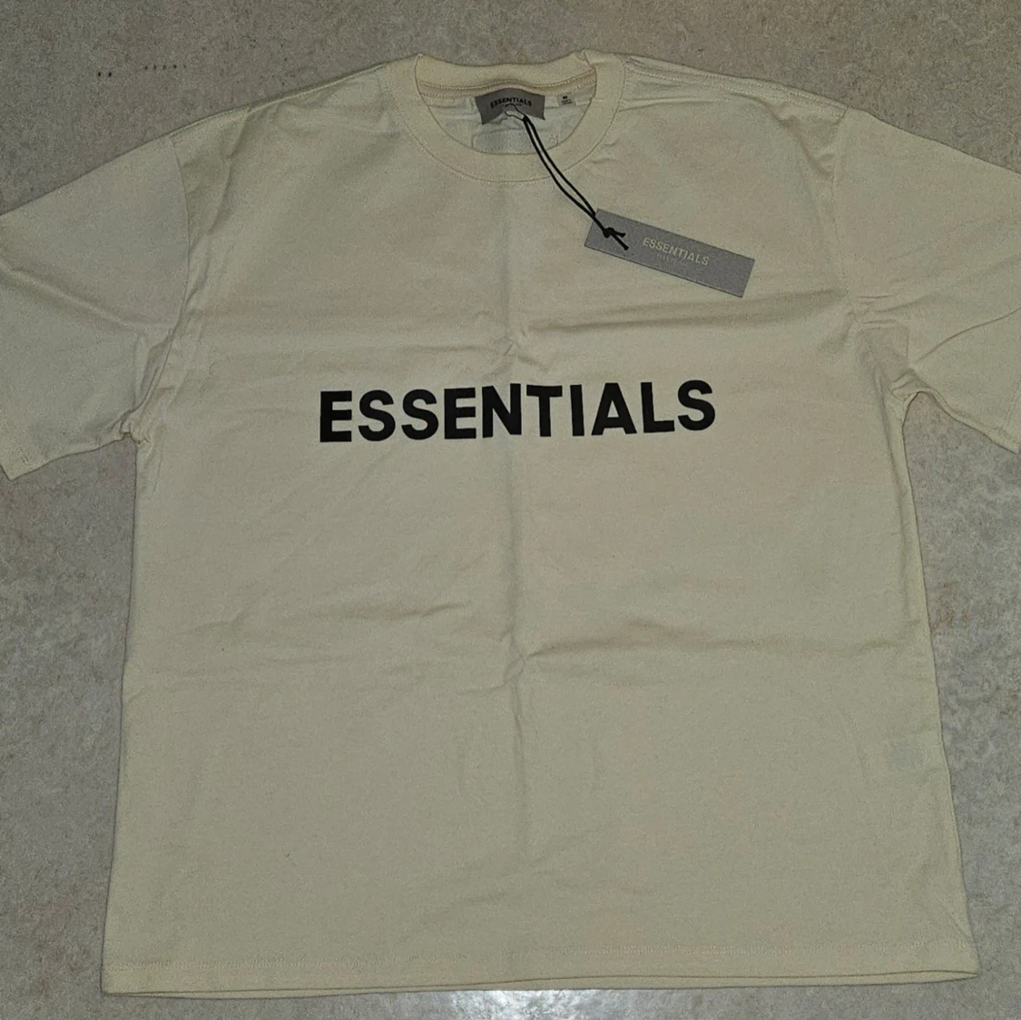 Essentials beige t-shirt i bomull