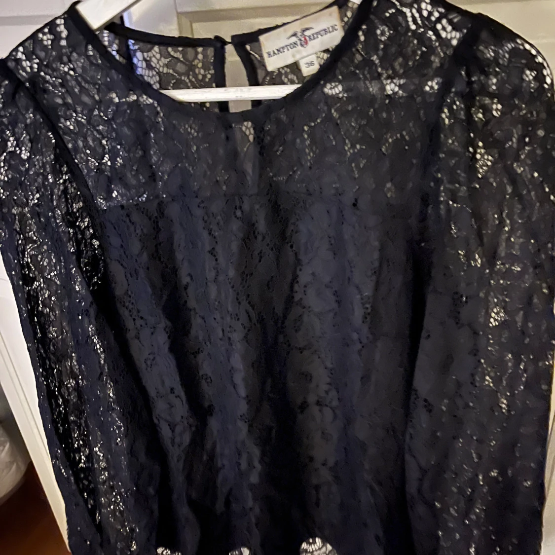 Svart spetsblus från Hampton Republic - 2