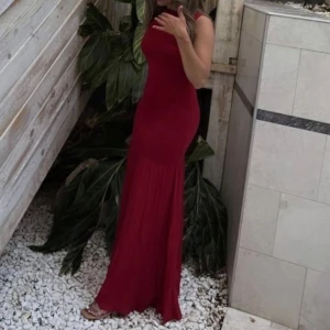 Vinröd/röd långklänning från Zara  - Använd endast en gång. Storlek S