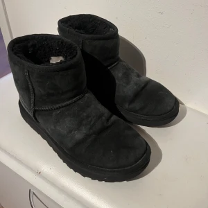 Svarta Uggs - Svarta Uggs i storlek 37.