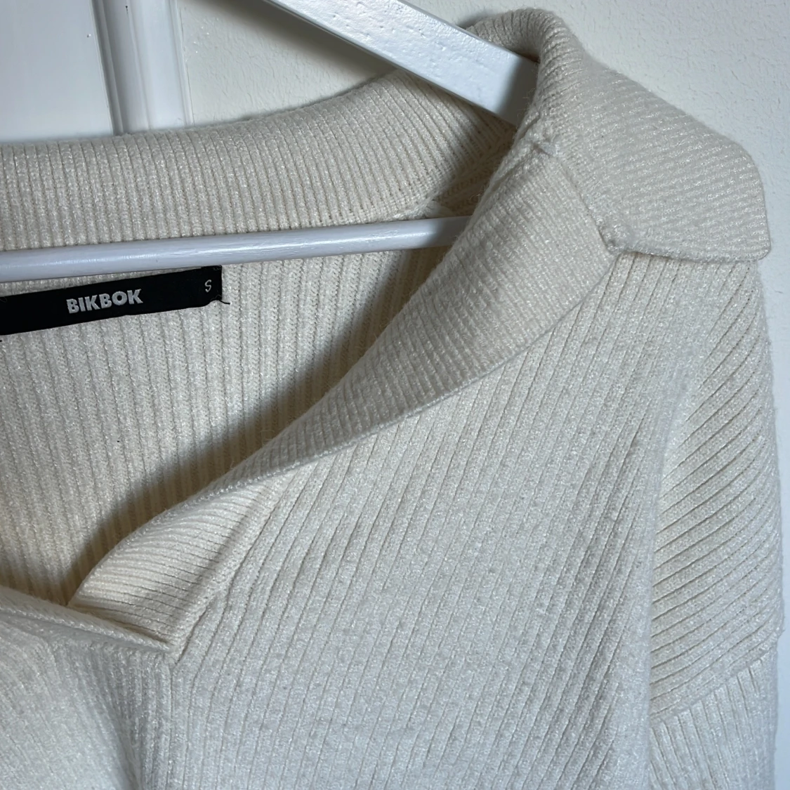 Ribbad krämvit tröja från BikBok - 2