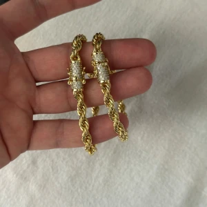 Cordell armband - Längd: 20cm men när den är stängd 19cm Bredd: 6mm Det är vanligt rostfritt stål med doppat i guldfärg