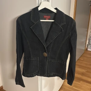 Jeansjacka/kavaj - Figursydd jeansjacka/kavaj 🩷 jättefin men kommer ej till användning