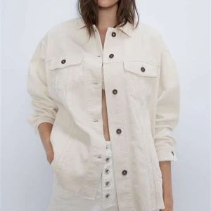 Beige manchesterjacka från Zara - Oversized beige manchesterjacka från Zara med klassisk krage, stora bröstfickor med lock och knappar framtill. Jackan har långa ärmar och rå kant nertill för en chill vibe. Perfekt att slänga över en hoodie eller t-shirt. Storlek S. Använd en gång, perfekt skick