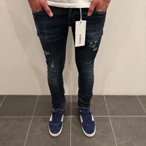 Dondup Jeans George  - Dondup Jeans George! Trendigaste jeansen på marknaden.  Skick= 10/10 (helt nya)  Ny pris= 4000 kr Säljs för= 1199 kr (Modellen har original slitningar från fabrik vilket är väldigt eftertraktat och populärt)
