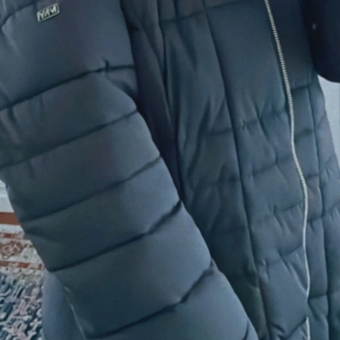 Svart lång pufferjacka  - 1