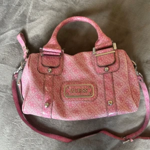 Rosa cool handväska från Guess - Supercool rosa handväska från Guess! Perfekt till skolan! Bra skick!❤️