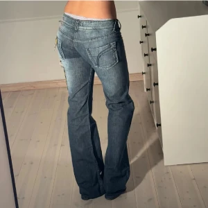 Jättesnygga jeans - Säljer mina jeans💗W24-W25. Midjemått i cm tvärsöver är 35cm och Innerbensmåttet är ungefär 77cm💗inga defekter