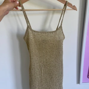 Glittrigt linne - Glittrigt festligt linne Var ursprungligen en klänning men jag sydde om den till en topp 💓 Storlek XS/S, stretchig