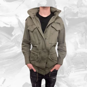 Ralph Lauren Field jacket  - Riktigt fet field jacket från Ralph Lauren i färgen grön med dragkedja och knappar. Jackan har flera fickor och en justerbar midja för bättre passform. Perfekt för höst och vår. Storlek XS men sitter som S. 