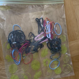 Hårsnoddar  - Dags att ta tag i höstens träning igen? Köp ett gäng snoddar att sätta upp håret i av mig. De går åt. Och försvinner.   Alla snoddar är oanvända, några av snoddarna är också ihopbuntade.   Finns i centrala Göteborg eller kan skickas via valfri app. Samfraktar gärna, se övriga annonser.  25kr