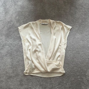 Blus - Så fin och populär topp perfekt till fest från mango⭐️Super skick! Helt slutsåld. Skriv vid intresse eller frågor😇Andra bilden lånad!