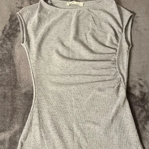 Grå Topp  - Grå snygg topp köpt på stradivarius förra året! tyvärr bara kommit till användning en gång💕