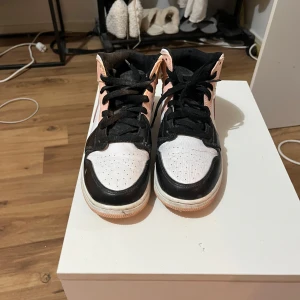 Jordan Skor - Jättesköna och härliga skor, används ganska mycket men är fortfarande väldigt sköna.