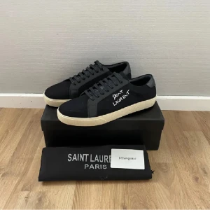Svarta Saint Laurent Skor - Svarta Saint Laurent skor, storlek 44. Använda 2 gånger så det är i väldigt bra skick. Kommer med låda, dustbag och äkthetskort. Mitt pris 2699kr, nypris cirka 7000kr🙌 Pris går att diskutera vid snabb affär. Hör av dig vid minsta fråga eller fundering! 😃 