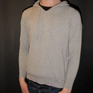 Stickad hoodie - Grå hoodie - Merinoull blandning - Strl: XS - Helt ny - Mitt pris: 449kr - hör av dig vid funderingar 💫