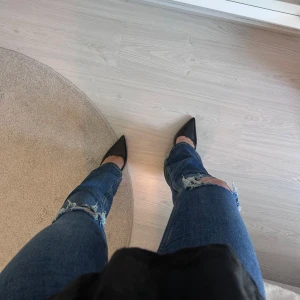 Blå jeans  - Nästintill oanvända jeans från Gina tricot i storlek 36! Säljes då dom inte kommer till användning 💕Pris kan diskuteras 🌟