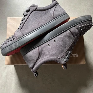 Christian Louboutin  - Säljer nu mina grå Loubs med nitar🩸Skorna är i bra skick. Det som finns är slitningarna på nitarna vilket syns på bilderna men är ingenting man tänker på. Sulan är jättefräsch både den på insidan och utsidan. Hör av er vid fler frågor✅ Byten är intressant!