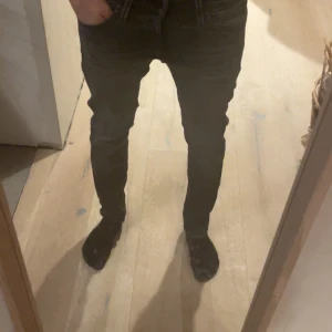 Svarta slim jeans - Säljer ett par svarta slim jeans med klassisk femficksdesign och dragkedja. Snygg passform som sitter tajt längs benen och passar perfekt till vardags. Jeansmaterialet är stretchigt och bekvämt.