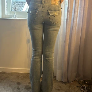 Ljusblå bootcut jeans från True Religion - Säljer ett par ljusblå jeans från True Religion med bootcut. Jeansen är MID WAIST. Använda men i nyskick. De är i storlek W25❤️