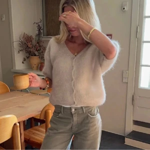 Beige stickad kofta - Super fin stickad kofta❤️ helt ny aldrig använda prislapp kvar❤️❤️ från design by si