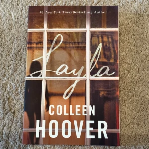 Layla (oanvänd) - Säljer boken 'Layla' av Colleen Hoover. En spännande roman på engelska om kärlek, mysterier och övernaturliga händelser. Perfekt för dig som gillar romantik och thrillers. Mjukpärm med snyggt omslag och tydlig titel.
