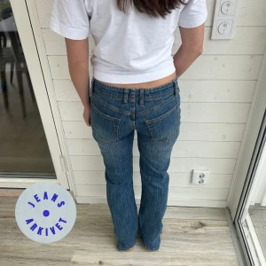 Lågmidjade jeans  - Mörkblå lågmidjade jeans från brandy melville. Storlek: S