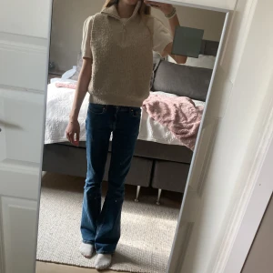 Stickad T-shirt/ linne - Här är en härlig tröja som både går att ha en tröja under och även ingen tröja under😊Tröjan är fullt fungerade och har inga hål bara lite nopprig. Den är perfekt för vår och höst men funkar även på somaren