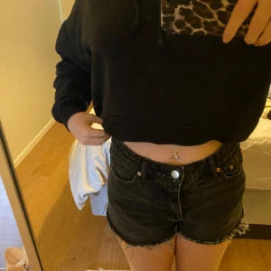 Svarta jeansshorts - Svarta vanliga jeans shorts från Gina.