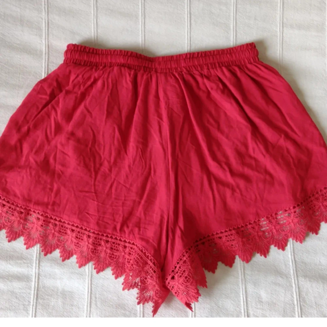 Röda shorts med spetsdetaljer - röda spetsshorts - 2