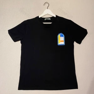 Casablanca t-shirt - Svart Casablanca T-shirt i ny skick. Använt den vid ett tillfälle och den var lite för liten på mig. Den passar perfekt till sommaren och har inga defekter. 