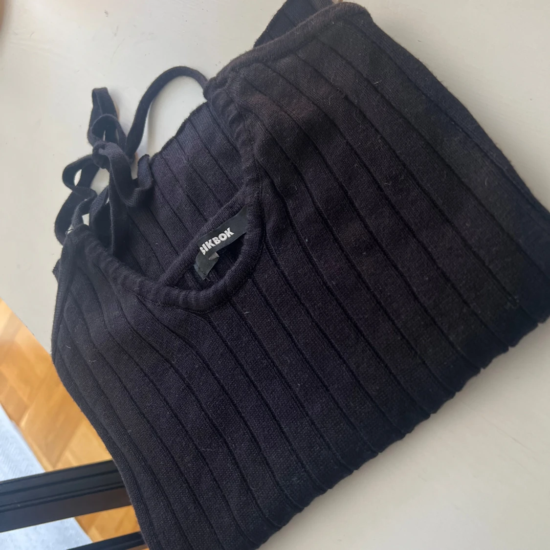 Svart ribbad halterneck linnetopp från Bik Bok - 2