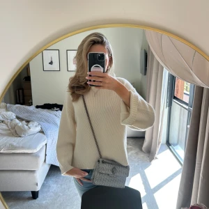 Glitter väska  - Säljer denna glittriga väska från Kurt Geiger, perfekt för fest eller vardag. Säljer pågrund av att jag inte använder längre, okej skick därför billig💓