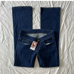 Lågmidjade nya jeans - Nya med kapp kvar! Mått: midjemått rakt över ca 38-41 stretch grenhöjd 18,5 lår 22 benöppning 23 innerbenslängd 83cm💗 jag är 180 och brukar ha 38/m/29