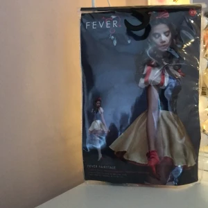 Sagoklänning Fever Fairytale - Sagoinspirerad klänning från Fever med blå överdel, gul kjol och röda detaljer. Klänningen har puffärmar med ränder och en röd rosett vid halsen. Perfekt för maskerad eller temafest.