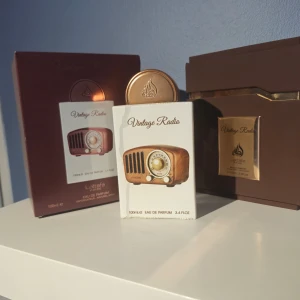 Lattafa Vintage Radio - Säljer en Lattafa Vintage Radin Eau de Parfum inspererad av Initios side effect. Doften är väldigt söt och luktar lite som godis. Väldigt god lukt, jag har bara inte fått användning för den. Ca 80ml återstår och den säljs i befintligt skick. Skriv vid funderingar. 