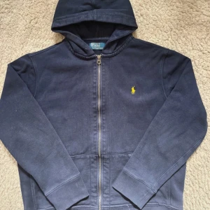 Mörkblå hoodie från Polo Ralph Lauren - Skick: Mycket bra ( den är lite blekt och den är lute oversized ) Der står storlek XL men den sitter som M.