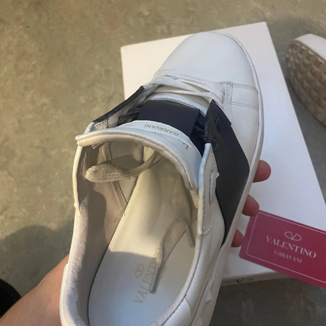 Valentino Garavani vita sneakers med mörkblå detalj - 1
