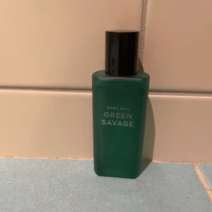 Zara Man Green Savage parfym (40 ml) - *Zara Man Green Savage parfym             *Nästintill helt full✅                                 *Passar dig som gillar fräscha och   maskulina dofter.                                      *(40 ml)